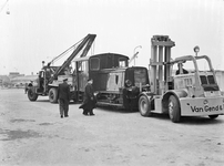 834238 Afbeelding van het transport door Van Gend & Loos van een Duitse rangeerlocomotief van Orenstein & Koppel naar ...